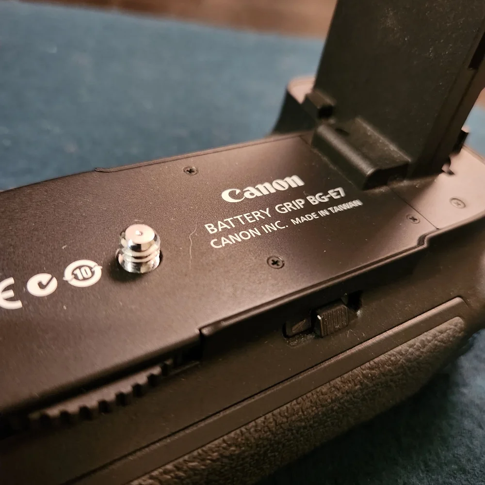 Genuine OEM Canon BG-E7 Battery Grip for Canon EOS 7D Camera